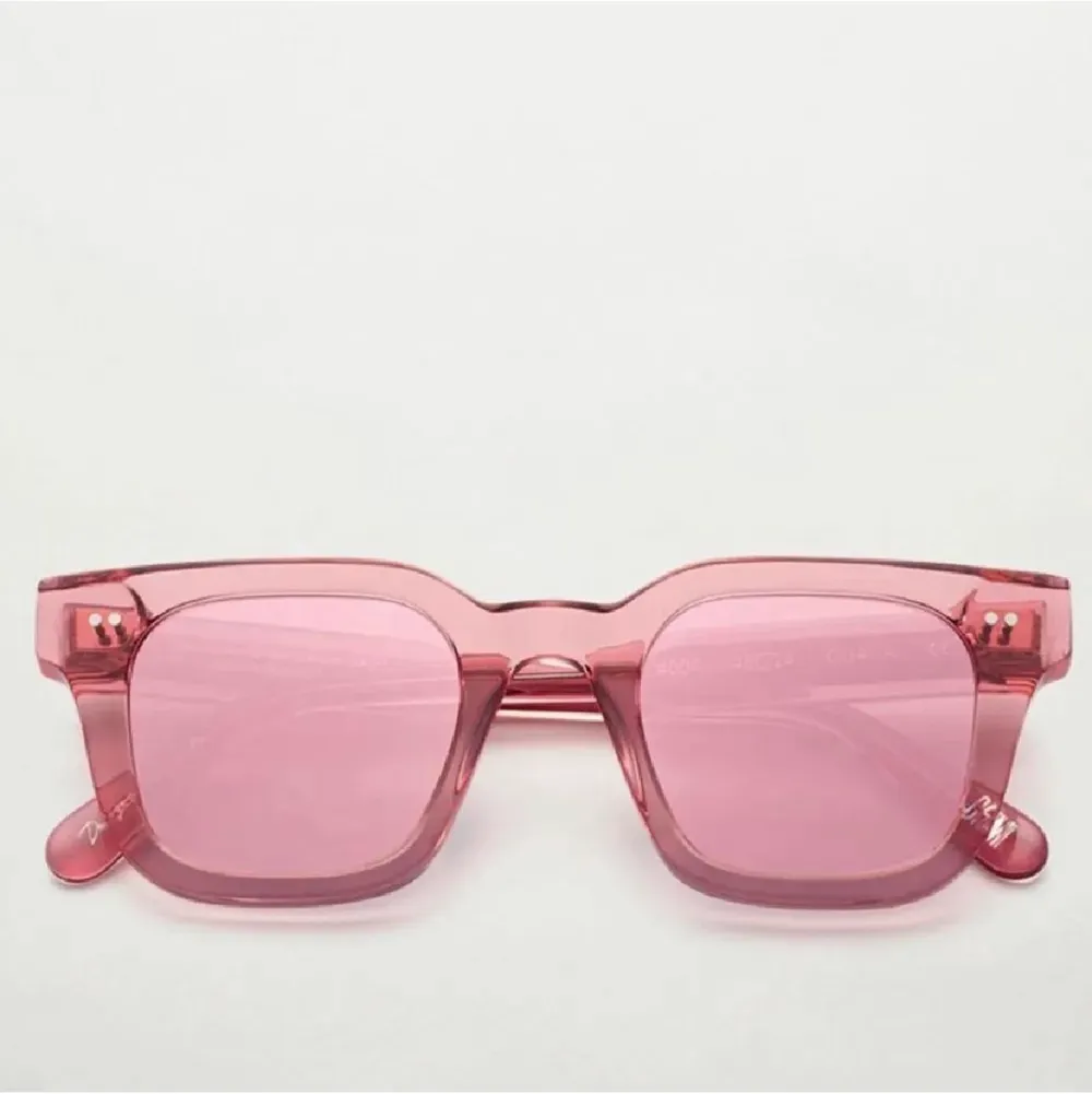 säljer mina rosa chimi 04 med spegelglas som inte säljs längre!💓 . Accessoarer.