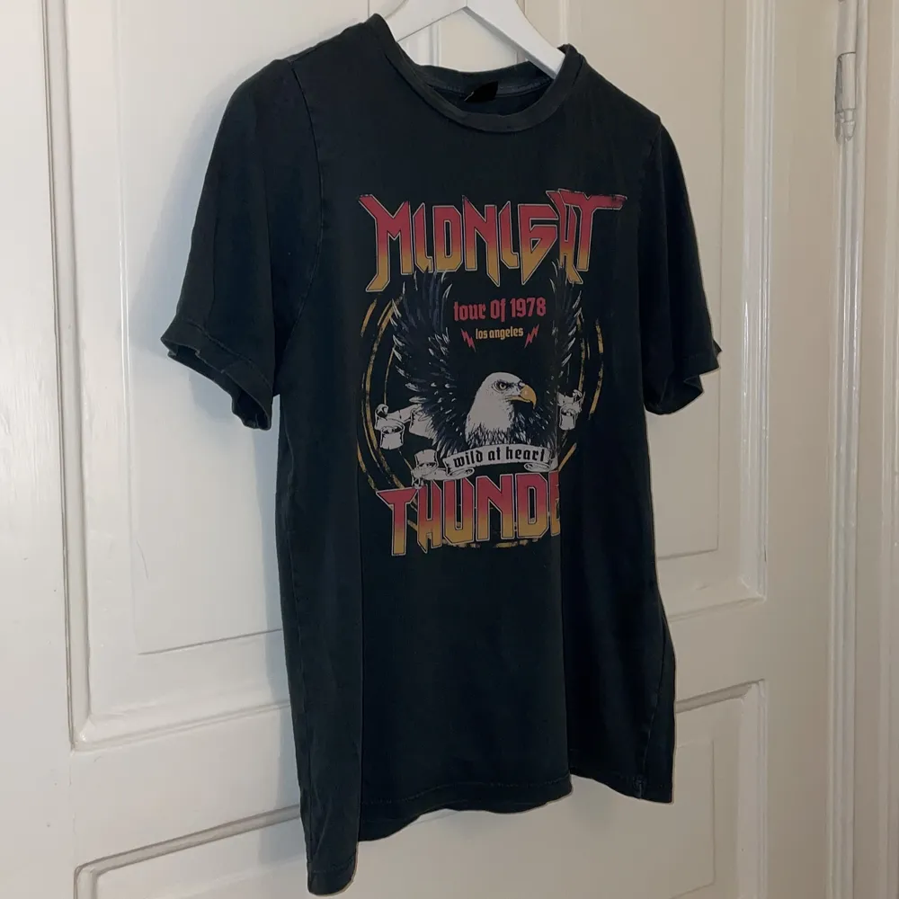 Mörkgrå tröja från Gina Tricot i storlek XS. Säljer då jag aldrig använder den 🫶🏼💘. T-shirts.