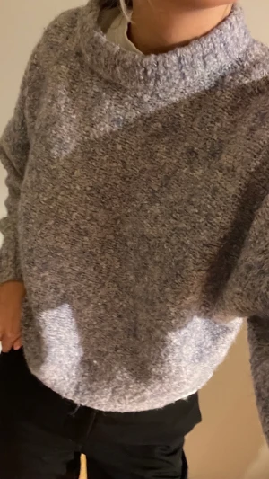 stickad tröja - Sån fin stickad tröja från pieces i storlek xs, använd nån gång men inte många gånger alls, nyskick. Kliar inte!!!💕