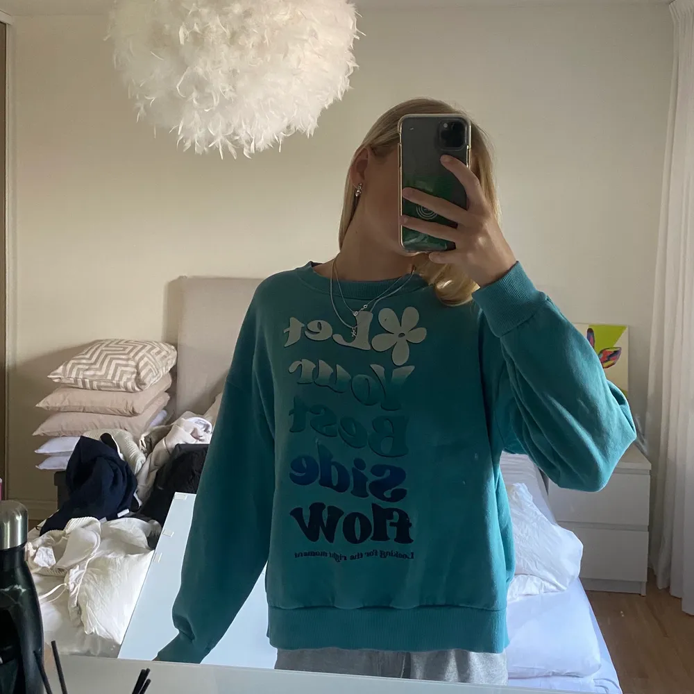 Tröja från pull&bear. I strl XS. Sparsamt använd. Nypris: 279kr Mitt pris: 100kr Vid snabb affär kan priset diskuteras!💸 Kan mötas i Tyresö eller skickas. Frakt kan tillkomma! . Neuletakit & Villapaidat.