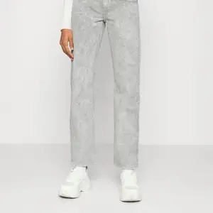 Säljer mina grå fläckiga jeans i storlek 26/30. Säljer dom pga fel storlek!😘
