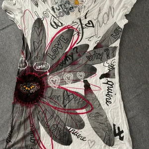 Desigual t-shirt  - En tröja i bra skick från desigual i storlek S. Den är köpt för många år sedan men är sparsamt använd. 