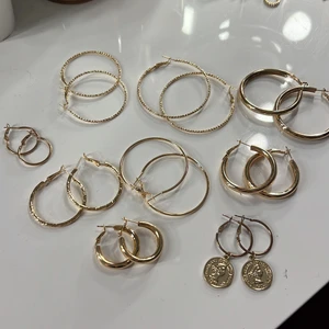 Örhängen  - 9 par örhängen!! Aldrig använda! Säljer helst alla tillsammans. 50kr för alla. (Ett par har dålig stängning) 