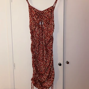 Klänning - Röd blommig klänning i storlek L