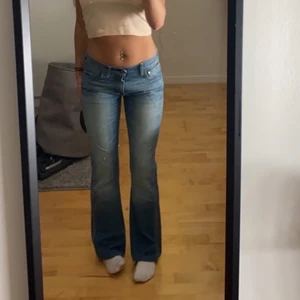 Lågmidjade jeans  - Ett år jätte sköna lågmidjade jeans. En rätt gammal modell men byxorna är i toppen skick. Känns som nya. Säljer för 250kr ❤️