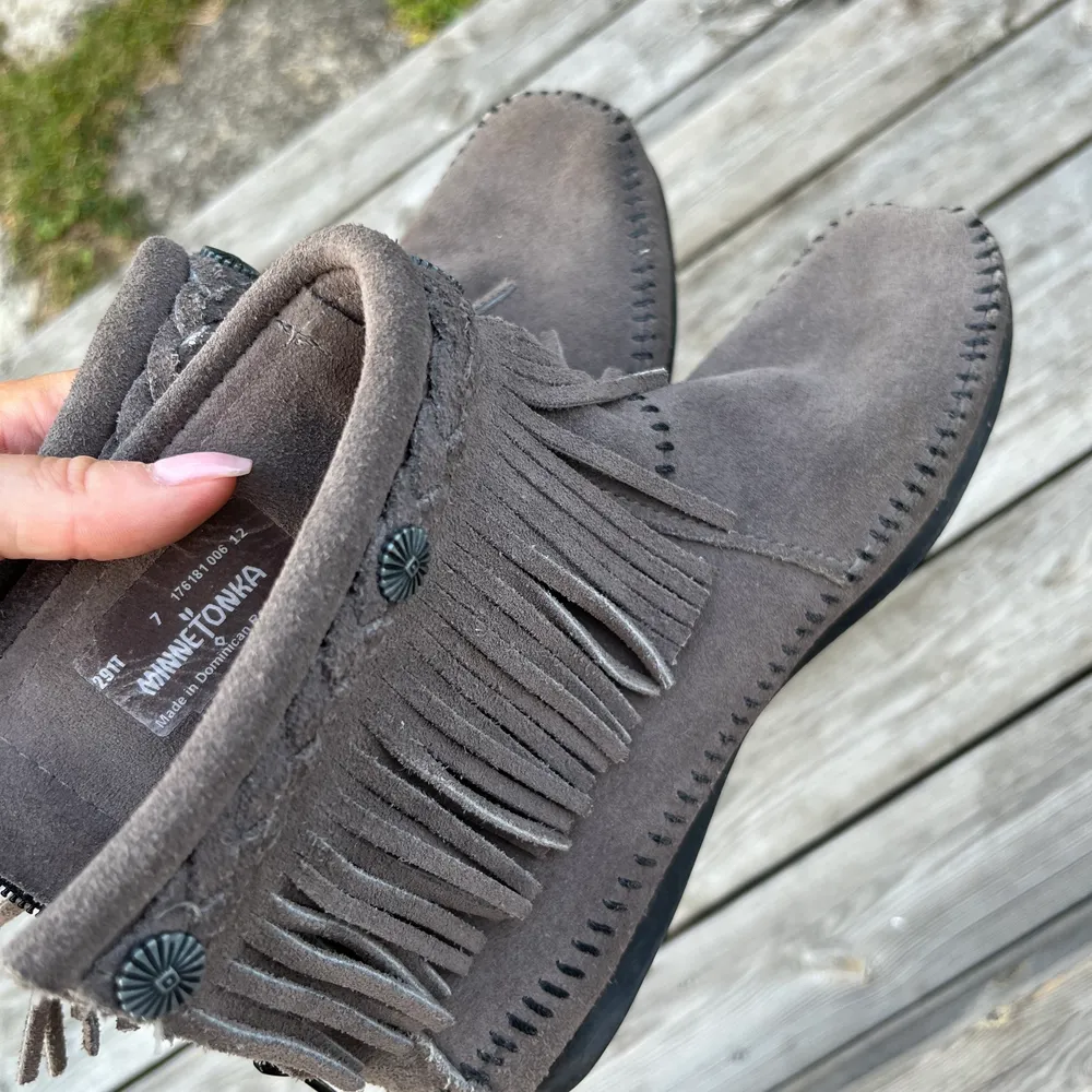 Populära stövletter från Minnetonka! Knappt använda, i nyskick! Inköpta på matilde i pk-huset❣️. Kengät.
