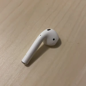 Höger air pod - Säljer eftersom jag tappade bort resten och har köpt nya hörlurar, bra till den som tappat bort just högern.