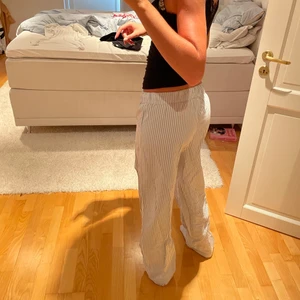 Långa pyjamasbyxor - Snygga randiga pyjamasbyxor från hm. sparsamt använda, fint skick! Jag är 173💗 köparen står för frakt.