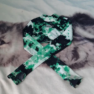 No frear magtröja - En grön svart och vit mönstrad magtröja från no fear. Den är tajt i armarna och luftig vid halsen. I bra skick inte så använd. 