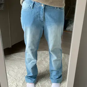 Skit snygga low waist ljusa jeans💓köpt second hand, as bra skick! Jag är 165cm