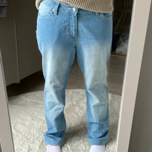 Jeans - Skit snygga low waist ljusa jeans💓köpt second hand, as bra skick! Jag är 165cm