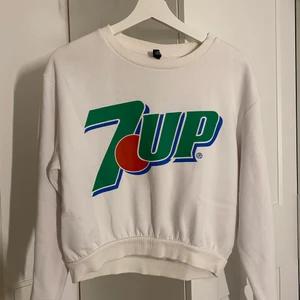 7up tjocktröja - Säljer denna 7up tjocktröjan ifrån H&M