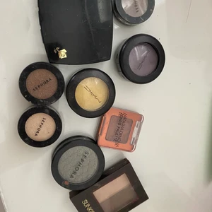 Smink - OBS!! OLIKA PRISER PER PALETTE ( 15-30kr) Säljer olika små paletter alla är oanvända vissa är endast swatchade. Olika märken såsom Lancome, Mac, sephora osv. Vissa är blush vissa är ögonskugga. 