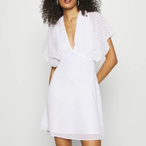 Vit klänning - Säljer min studentklänning, endast använd på studentdagen och är i ett väldigt fint skick. Passar även bra att ha på sommaren. Originalpris 1495 kr 💕