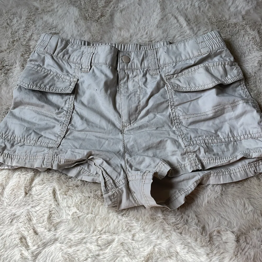 Ett par beiga shorts från hm i ett ganska tunnt och luftigt material❤️❤️. Shorts.