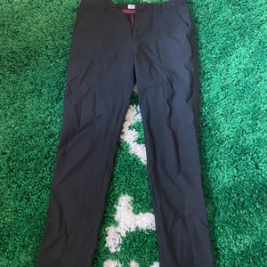 Kostymbyxor från Zara - Jättesköna men säljs eftersom de har blivit för små för mig. Bra skick, skriv vid frågor!