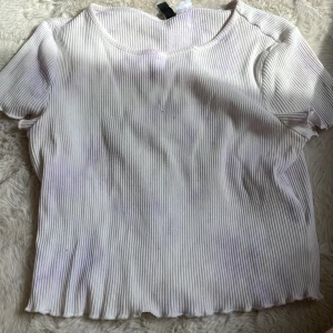 T-shirt - En tajt kroppad t-shirt från H&M i strl S💕❤️