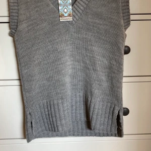 boohoo trendig väst  - En helt oandvänd grå stickad väst från boohoo. Prislappen är fortfarande kvar, fin kvalitet och har som slitsar på sidorna. Pris kan diskuteras😊 