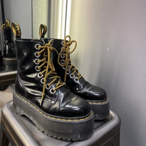 Dr martens jadon max  - Dr martens jadon max i strl 37. Sparsamt använda. Frakt ingår i priset 