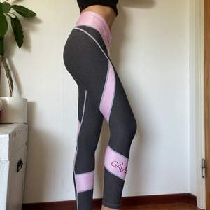 Gavelo träningstights i rosa grå i storlek 2xS