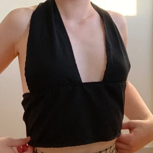 Topp - Skitcool halterneck topp som både passar som den är, eller med kofta över för kallare dagar!!  Passar de flesta storlekarna på den lägre delen av spektrat (xs/s/m) då den är justerbar.  Pris diskuterbart🥰🥰