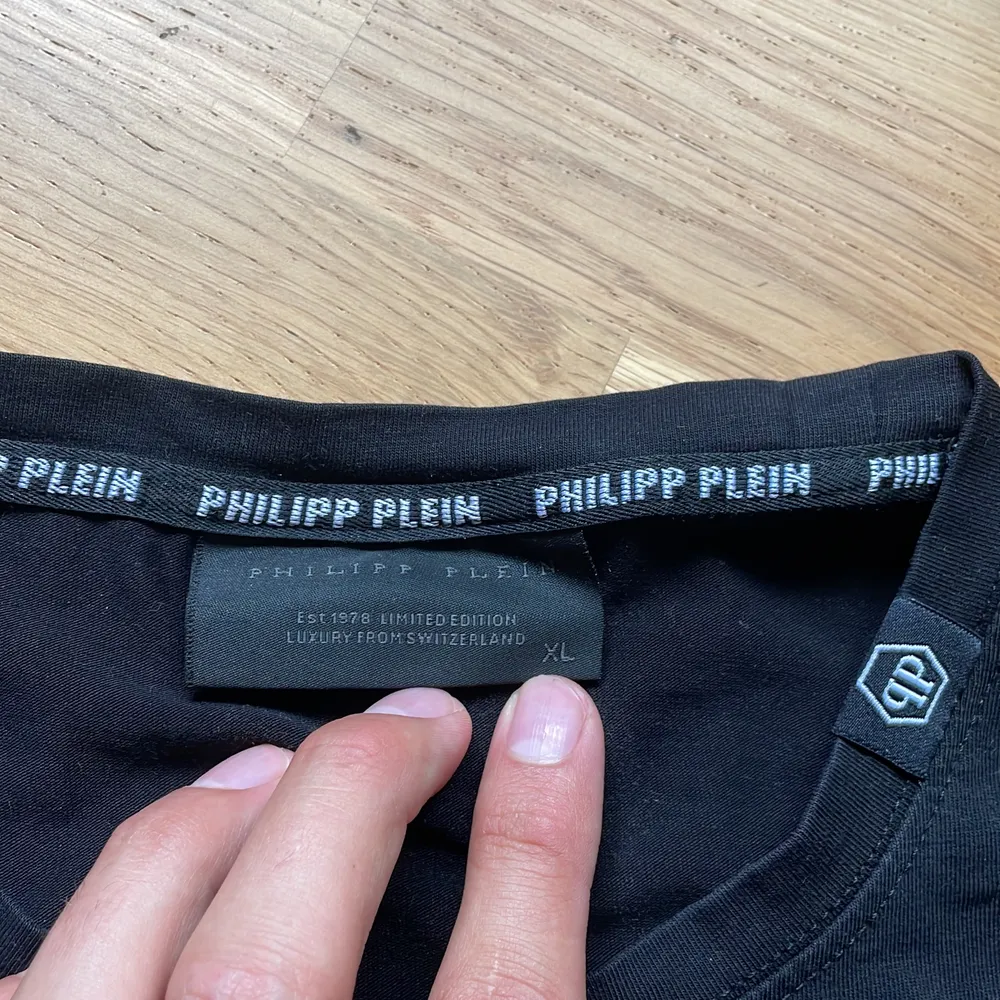 Säljer en Philipp Plein tshirt i bra skick, 7/10. Det är en kopia från Turkiet. Det är en XL men det är en L i storleken.  Snabbköp 150kr. T-shirts.
