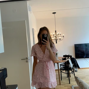 Klänning nelly.com - Rosa klänning Nelly.com Aldrig använd  Storlek 40