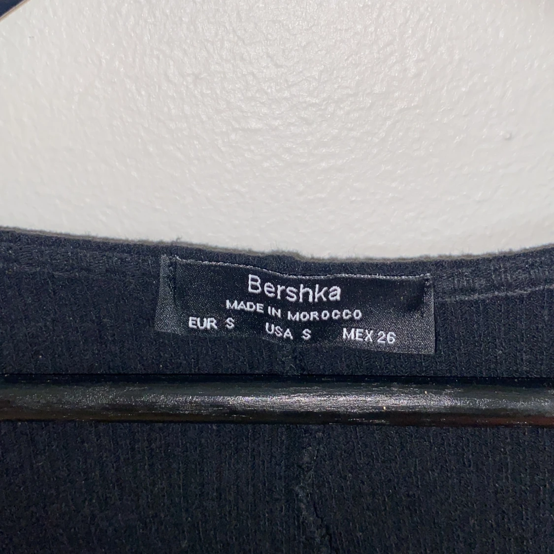 Svart fodralklänning med slit  - 91