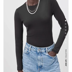 Svart långärmad body  - Säljer denna svarta långärmade bodyn från Zara. Funkar verkligen till allt och ät ett perfekt vardagsplagg 🤩