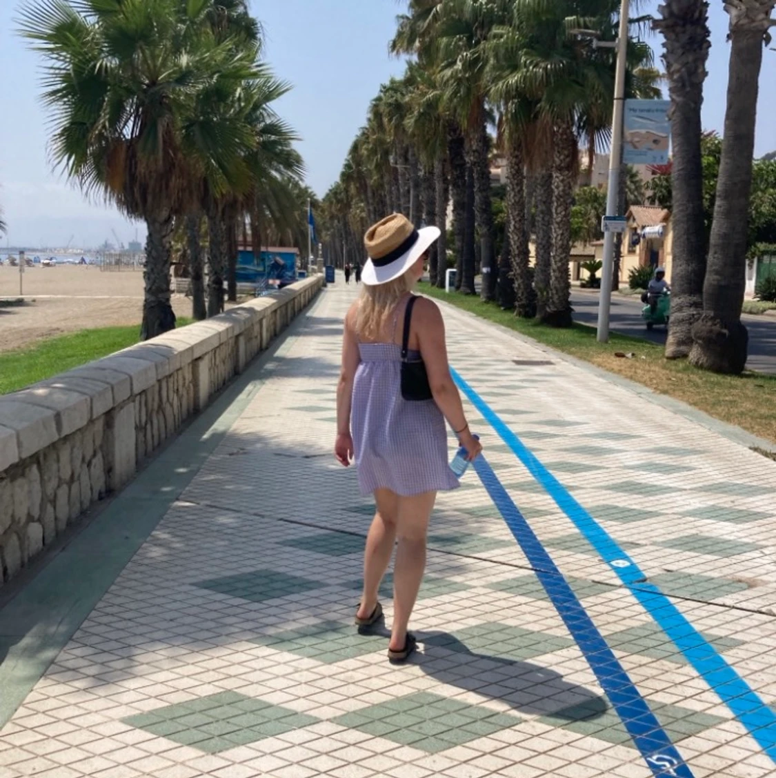 Snygg skön lila/vit klänning  - 90