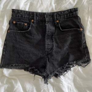 ”Urtvättade” svarta jeansshorts från Zara i storlek 36, oanvända. Knappar istället för dragkedja i gylfen. 