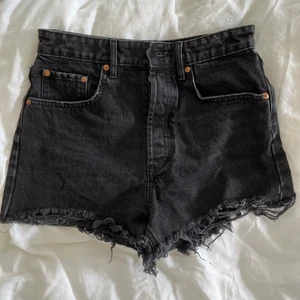 Jeansshorts - ”Urtvättade” svarta jeansshorts från Zara i storlek 36, oanvända. Knappar istället för dragkedja i gylfen. 