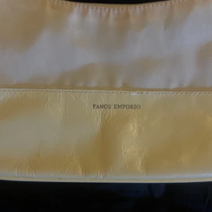 Vintage axelväska - Vintage sxelväska i färgen vitt köptes secondhand för 190 i bra skick och säljs för 120kr, köparen står för frakten.