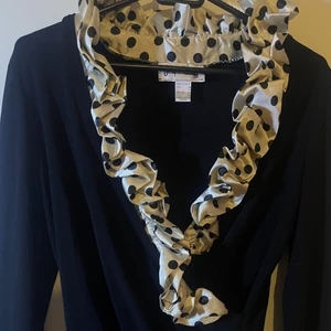 Tröja  - Tröja köpt secondhand för 200 i bra skick och säljs för 100kr. Köparen står för frakt 