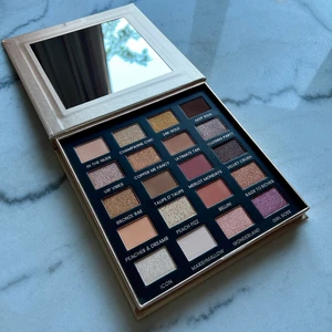ICONIC London Day to Slay Eyeshadow Palette - Superfin och lyxig ögonskuggspalett från ICONIC London. Paletten består av en blanding av 20 matta och skimrande ögonskuggor, som alla är 100% veganska. Helt oanvänd. Priset kan diskuteras. Nypris: 685kr