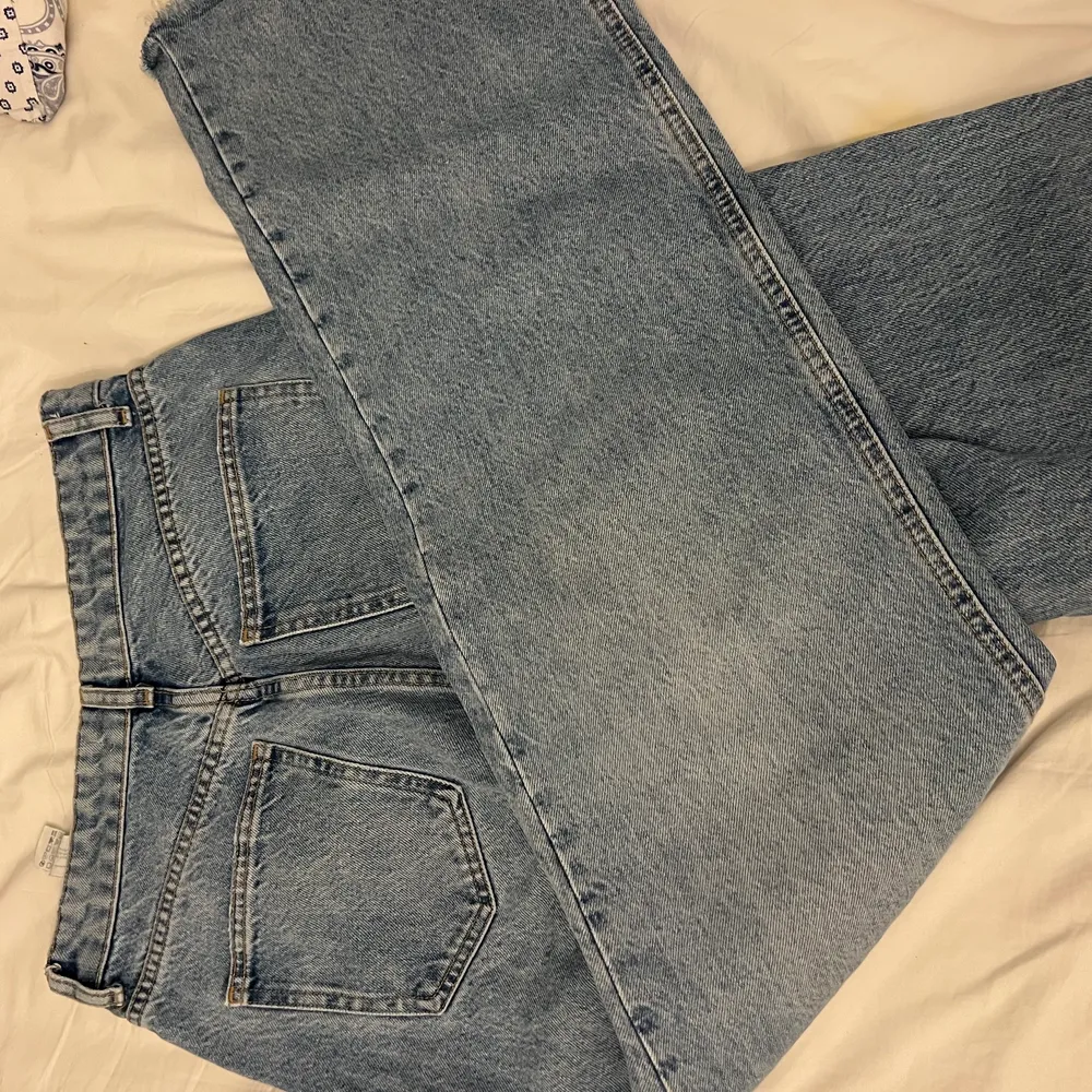 Zara jeans i bra skick. Använda några gånger men inga dekaler. Det är i modellen Wide leg. Jag är 172  cm och de är perfekta för mig. Möts upp i stockholm eller skickar via posten:). Jeans & Byxor.