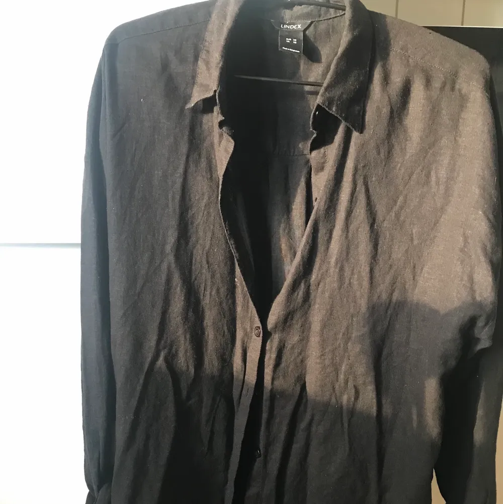 Världens finaste linneskjorta!🤩 Den är ifrån Lindex och är lite oversized. Tycker den är lite för stor på mig och är därför jag säljer den. Passar lätt den som har storlek S med!. Skjortor.
