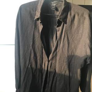 Världens finaste linneskjorta!🤩 Den är ifrån Lindex och är lite oversized. Tycker den är lite för stor på mig och är därför jag säljer den. Passar lätt den som har storlek S med!