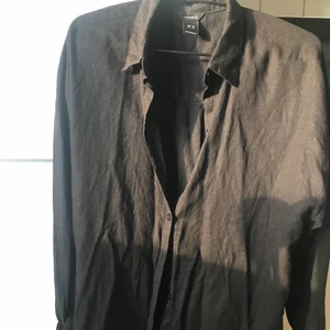 Linneskjorta  - Världens finaste linneskjorta!🤩 Den är ifrån Lindex och är lite oversized. Tycker den är lite för stor på mig och är därför jag säljer den. Passar lätt den som har storlek S med!