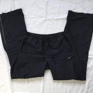 Nike långa lågmidjade byxor i storlek M