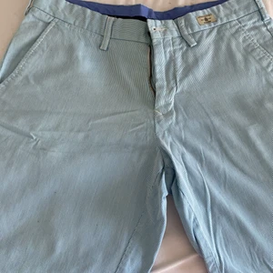 Tommy hilfiger shorts  - Ett till par äkta randiga , blåa med vita detaljer Tommy hilfiger shorts i storlek 32 .