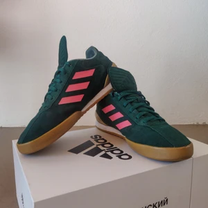 Adidas x Gosha Rubchinskiy Copa Super - Släpptes 2018 i samband med fotbolls-VM. Inköpta på Très Bien för några år sedan, nypris 1800. Ovansida i suede och sula i gummi. Storlek EU 40, men passar 39,5 också.  OBS! Skorna är nyligen rengjorda och ovansidan är i gott skick, men de är slitna på vi