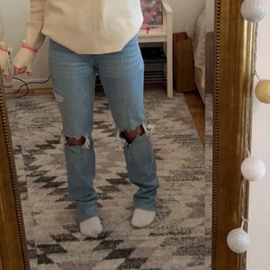 ZARA JEANS 36 ❤️‍🔥 - Säljer mina älskade zara jeans då jag inte använder de lika mycket längre. Dessa säljs inte längre och är väldigt populära. Skicket är superfint! Frakt tillkommer på 66kr! ❤️199kr!