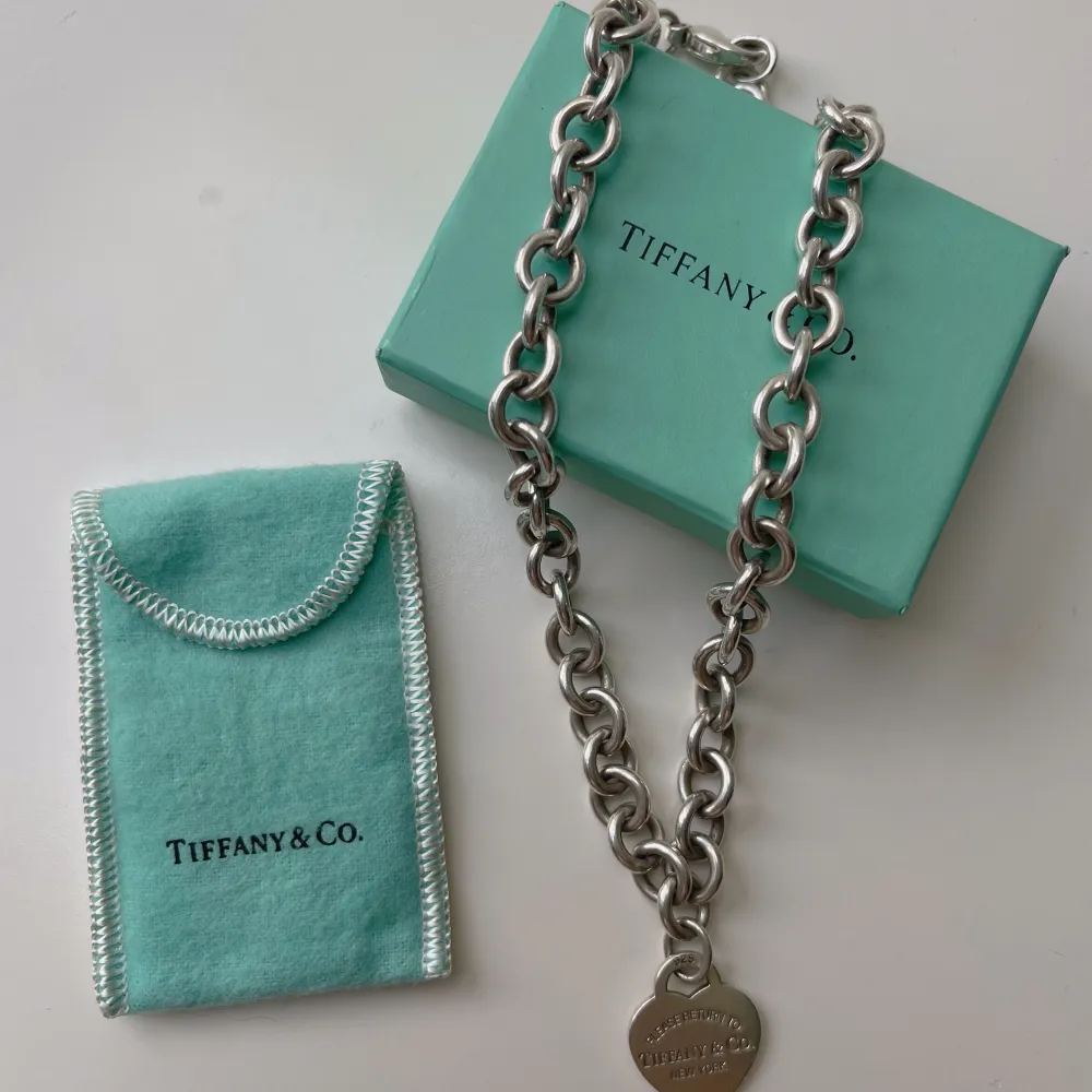 Äkta Tiffany and Co-halsband, 100% silver. Passar halsar upp till 38 cm. I gott skick, köpte för typ 7000💍. Accessoarer.