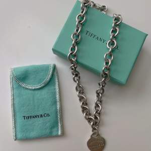 Äkta Tiffany and Co-halsband, 100% silver. Passar halsar upp till 38 cm. I gott skick, köpte för typ 7000💍