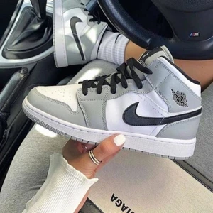 Nike air jordan 1 mid ”smokey grey” - Säljer dessa super snygga skor!  Använda 1gång då jag bara testade☺️  Ny pris 4800kr säljer dessa för 2500kr  Så passa på🥰 Köparen står även för frakten! 