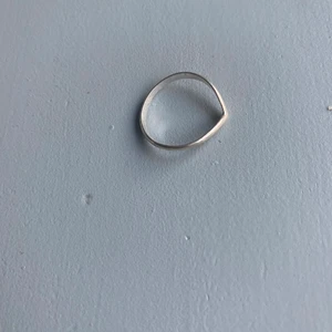 Silverring med vacker detalj  - Ring i silver med vacker detalj. Vet tyvärr inte storleken men mätt runt mitt finger är omkretsen 5,7 cm. 