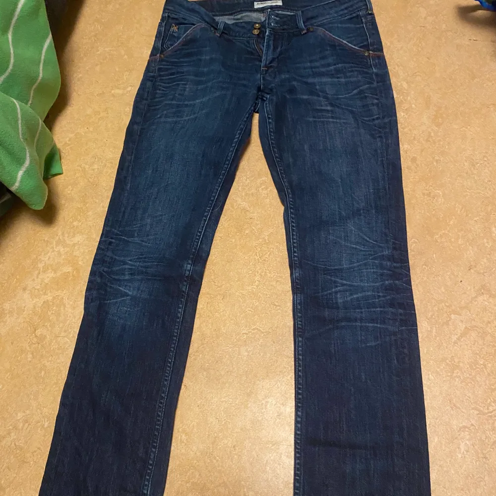 Low Wasted Lee jeans som tyvärr blivit för små för mig, storlek W30/L33, använda men i bra skick. Jeans & Byxor.