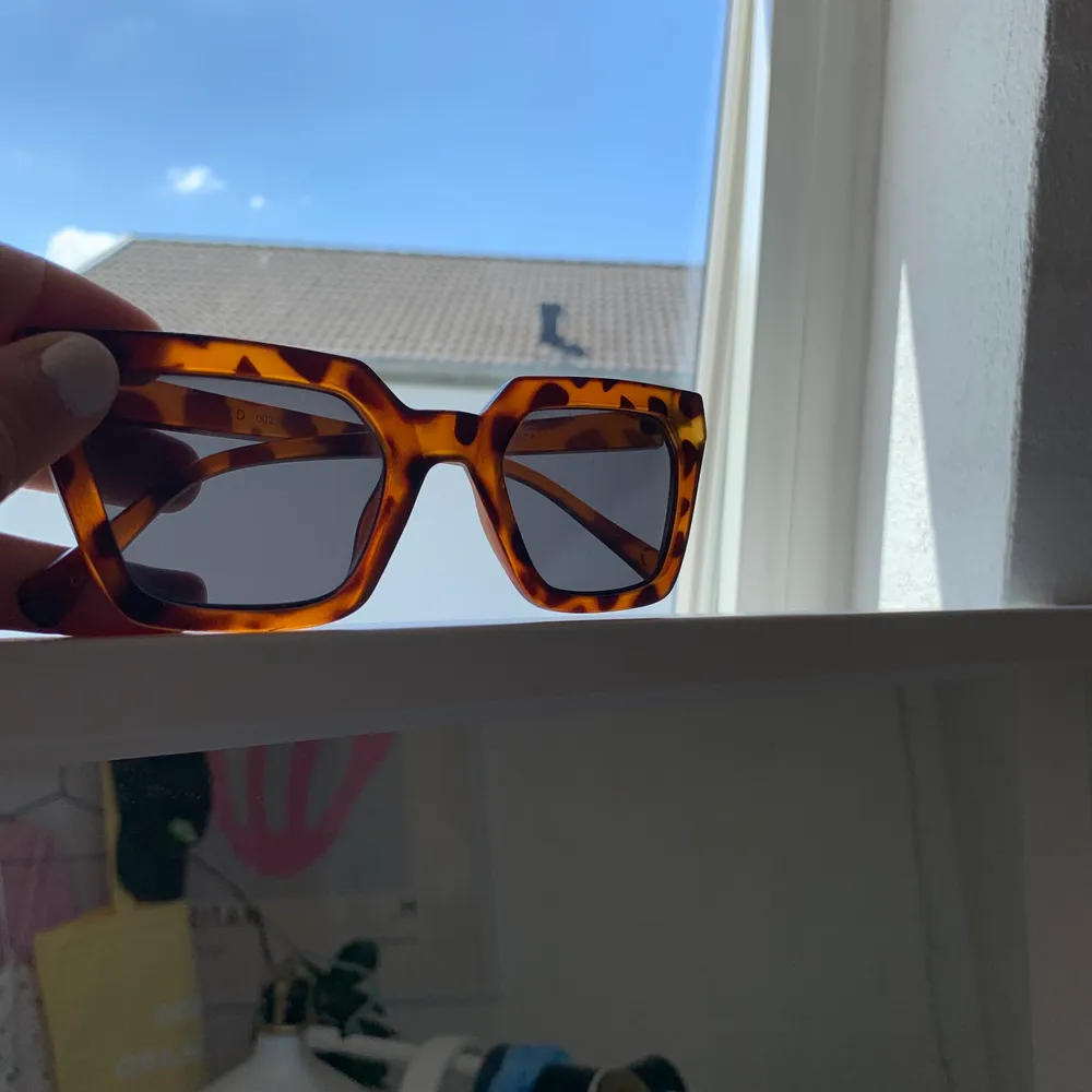 Nu säljer jag mina snygga solglasögon som tyvärr inte kommit till så mycket användning! De är i ett fint skick då de är sparsamt använda! Frakt tillkommer!🧡🧡. Accessoarer.