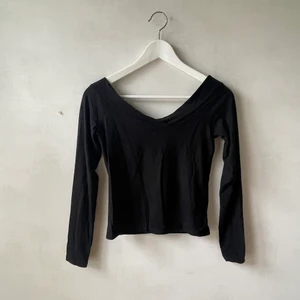 Off shoulder tröja - Plagg köpt från hm och som inprincip är i nyskick. Nypris 129kr
